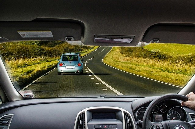 Comment bien préparer sa voiture avant un long trajet ?