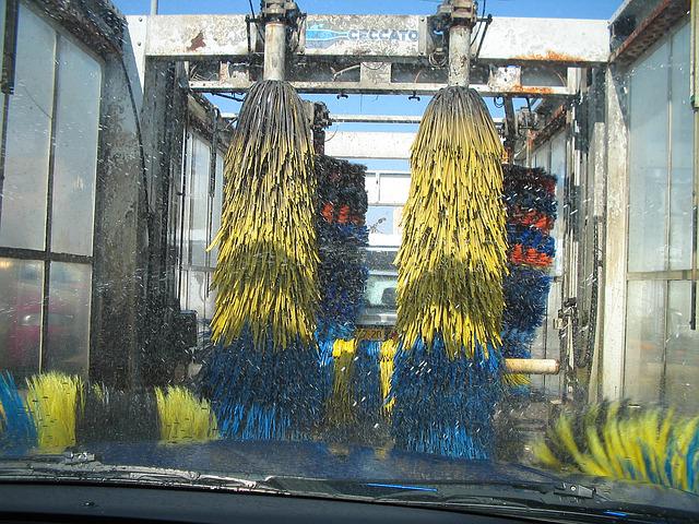 7 avantages du lavage auto aux rouleaux