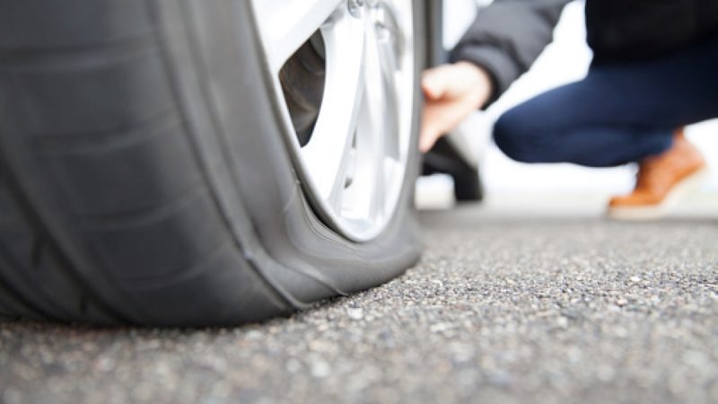 Est-ce que l’assurance peut intervenir en cas de pneu crevé par vandalisme ?