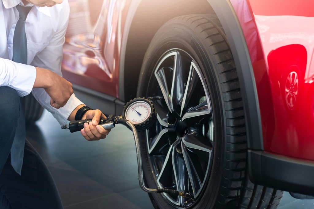 Vérifier la pression des pneus de sa voiture : comment et pourquoi ?