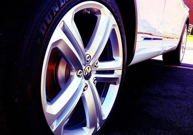 Quelques astuces pour faire briller les jantes d’une voiture