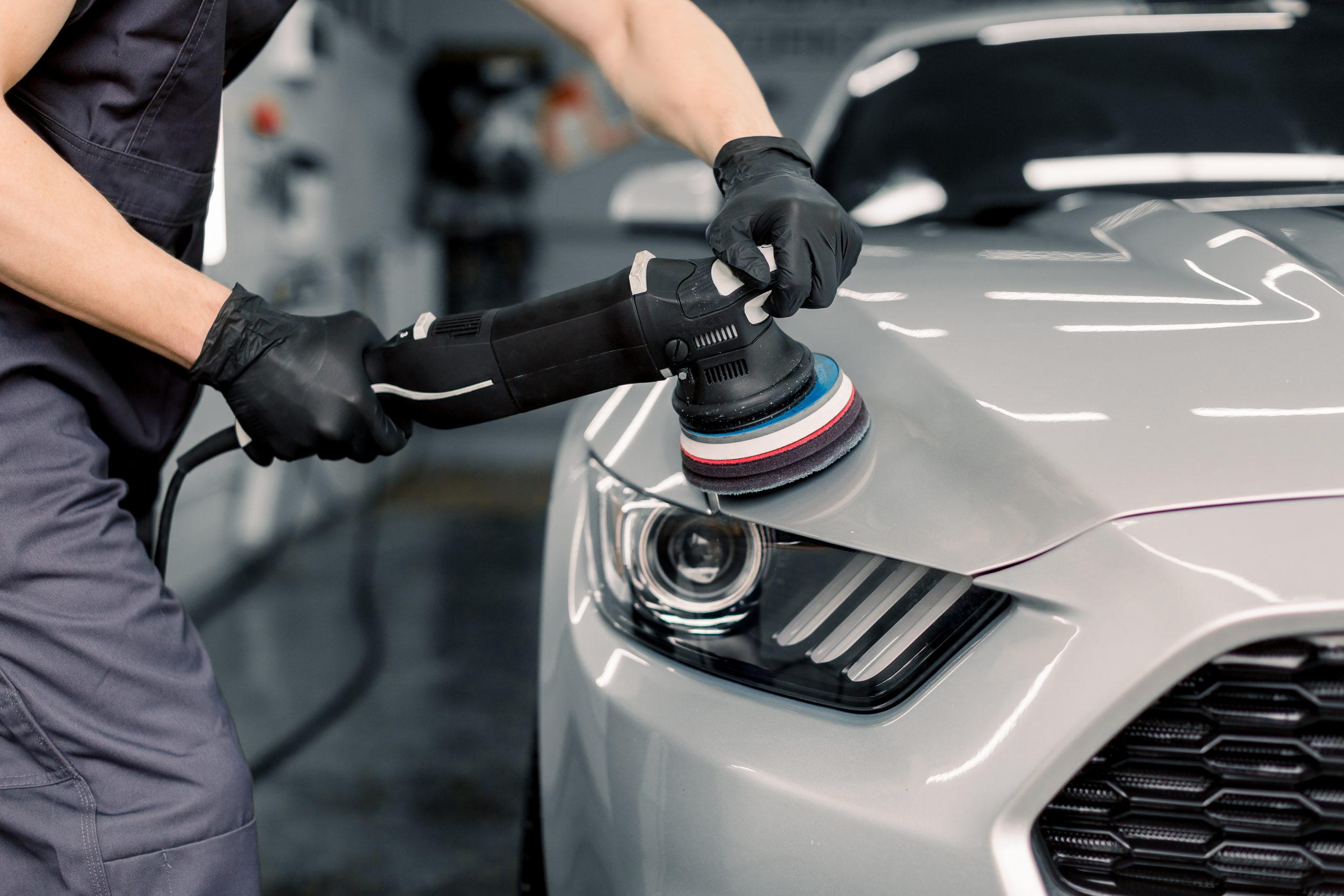 Éraflure sur la carrosserie : comment retoucher la peinture ?