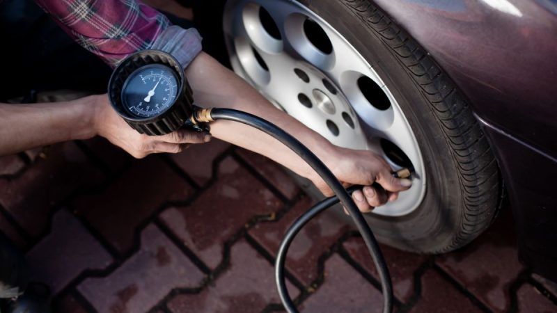 Comment vérifier la pression des pneus de votre voiture avec un manomètre ?