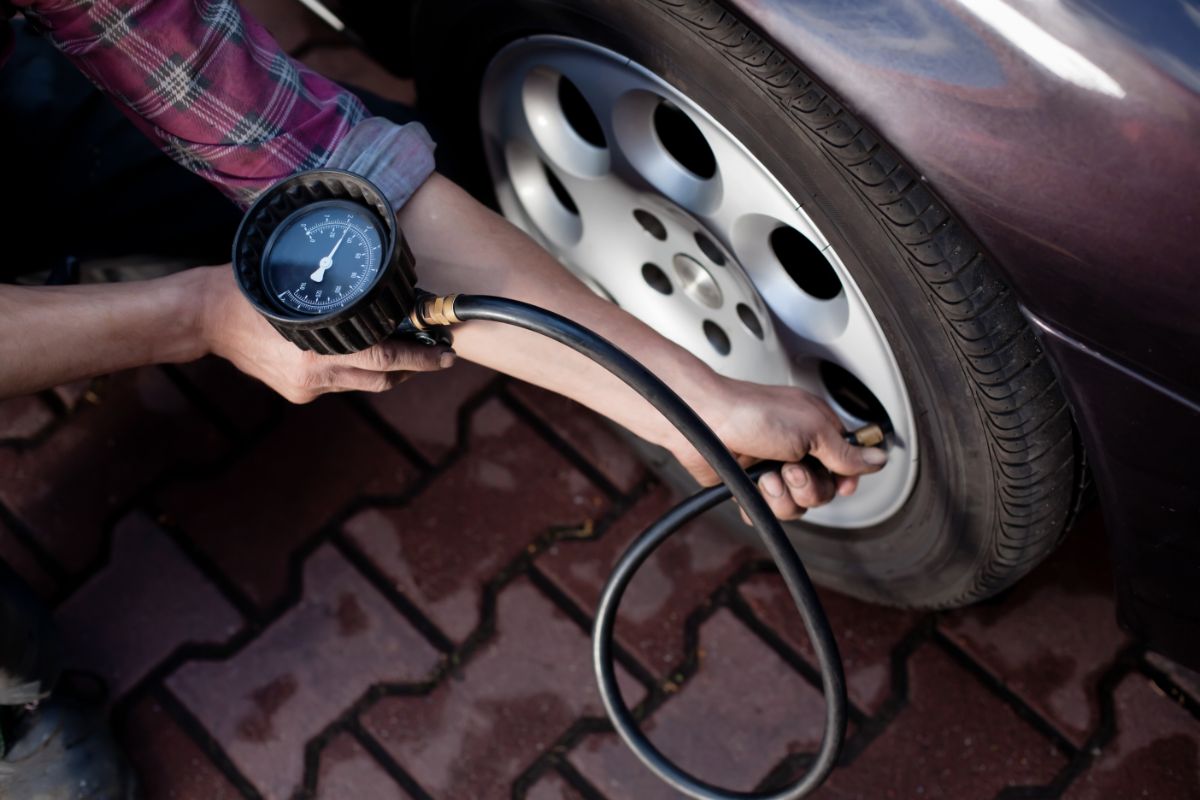 Comment vérifier la pression des pneus de votre voiture avec un manomètre ?