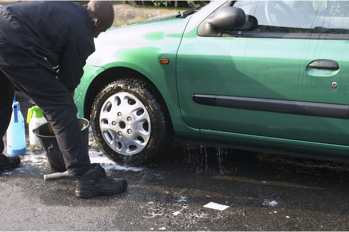 Les avantages du lavage sans eau pour l’environnement et votre voiture