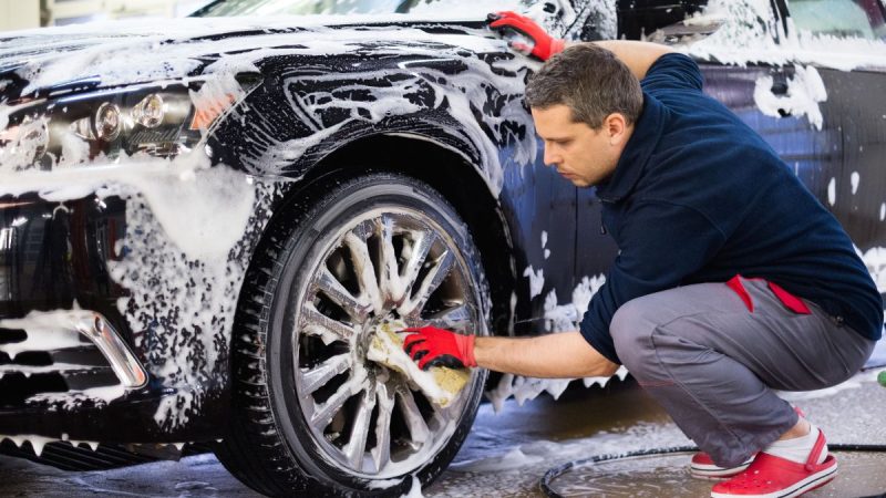 Le lavage à la main vs le lavage automatique : lequel choisir pour votre voiture ?