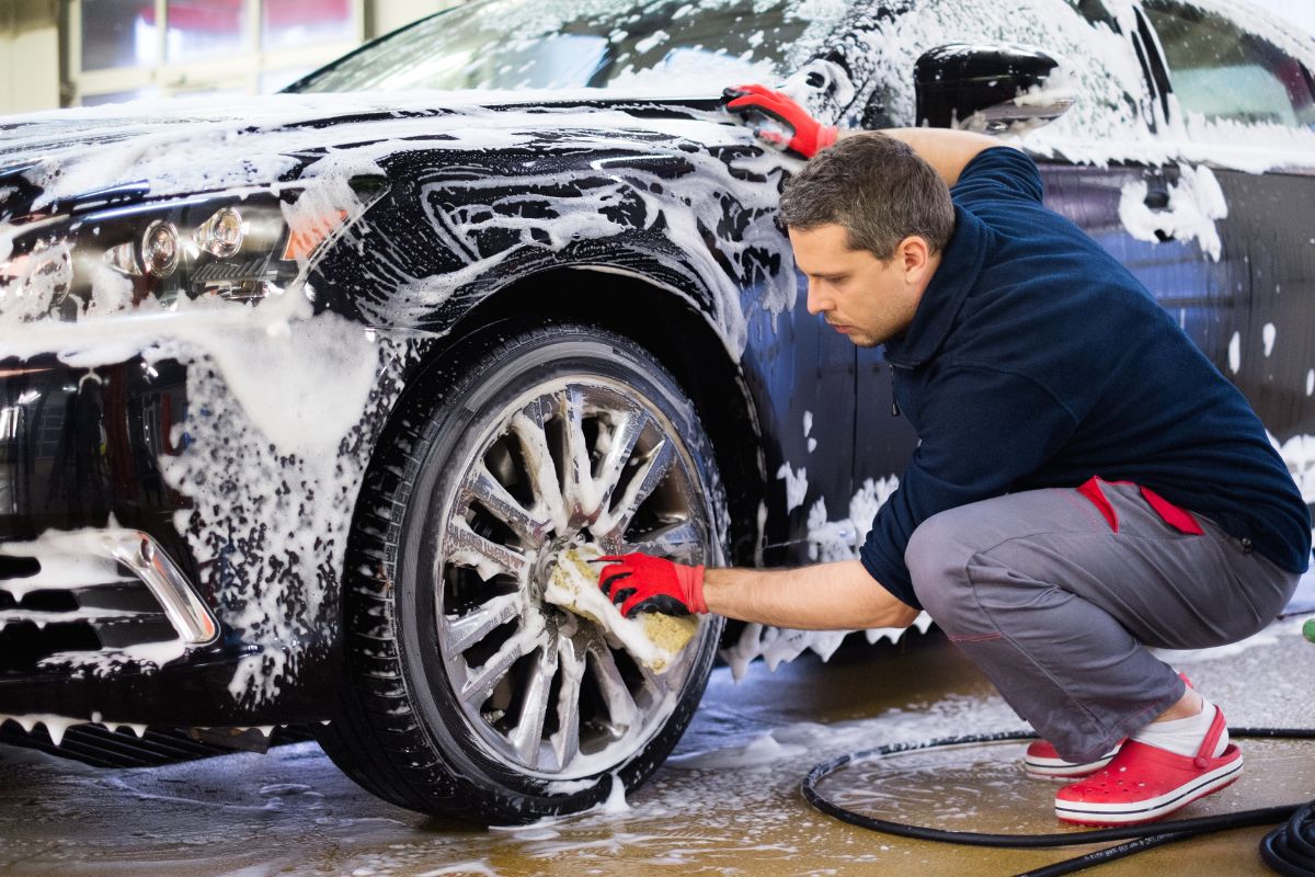 Le lavage à la main vs le lavage automatique : lequel choisir pour votre voiture ?