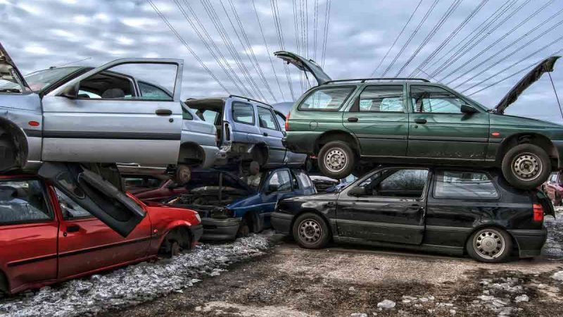 Comment choisir entre la vente à un centre de casse automobile ou la mise au rebut dans un centre de recyclage ?