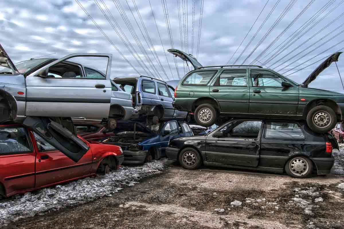 Comment choisir entre la vente à un centre de casse automobile ou la mise au rebut dans un centre de recyclage ?