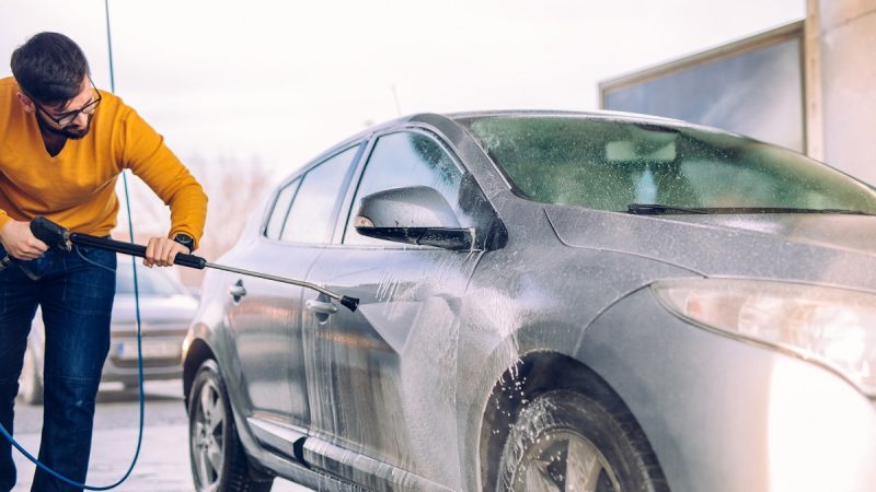 Les techniques professionnelles de nettoyage automobile que vous pouvez appliquer à la maison